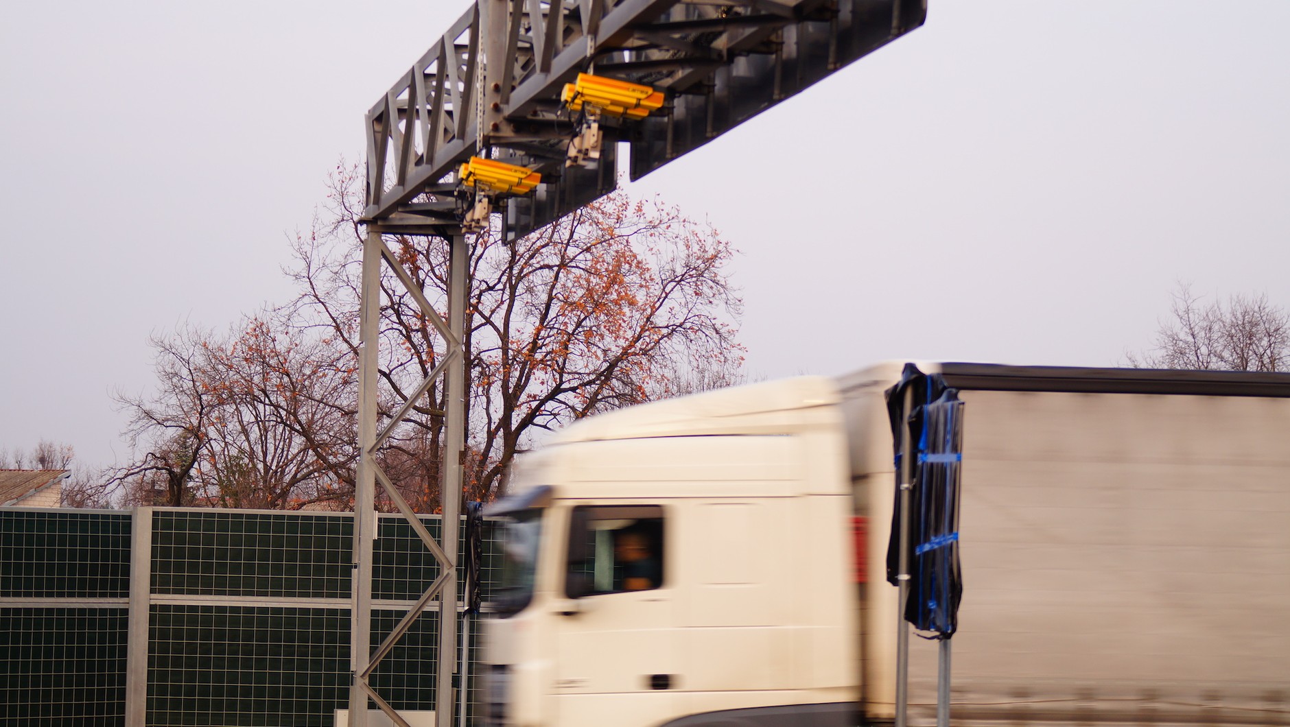 Żółte kamery GITD na trasie S8 w Warszawie