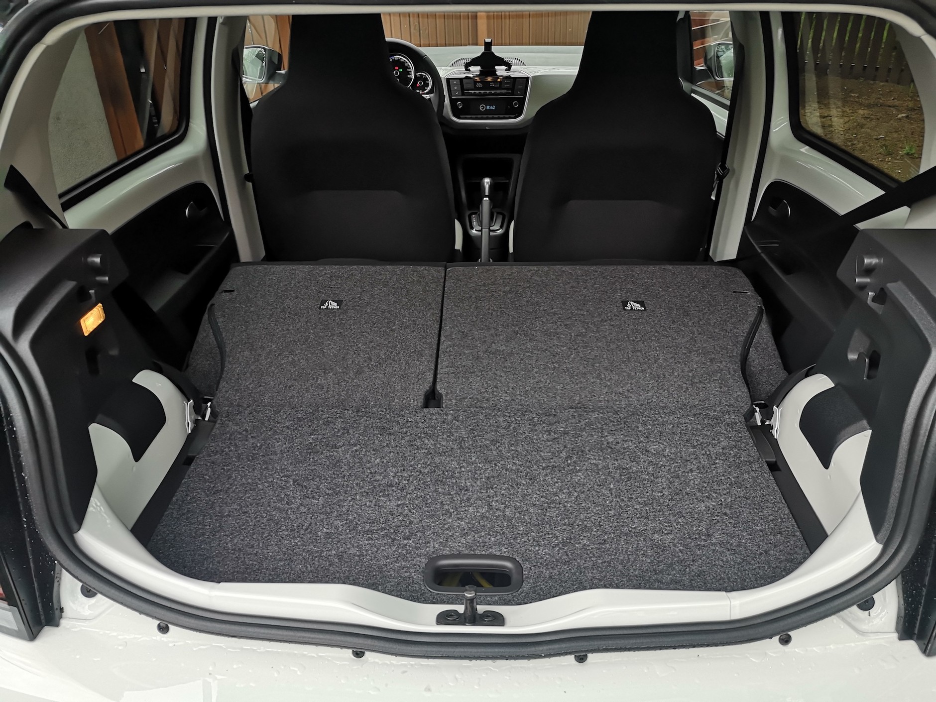 Volkswagen e-Up! Po złożeniu kanapy robi się miejsce na więcej rzeczy