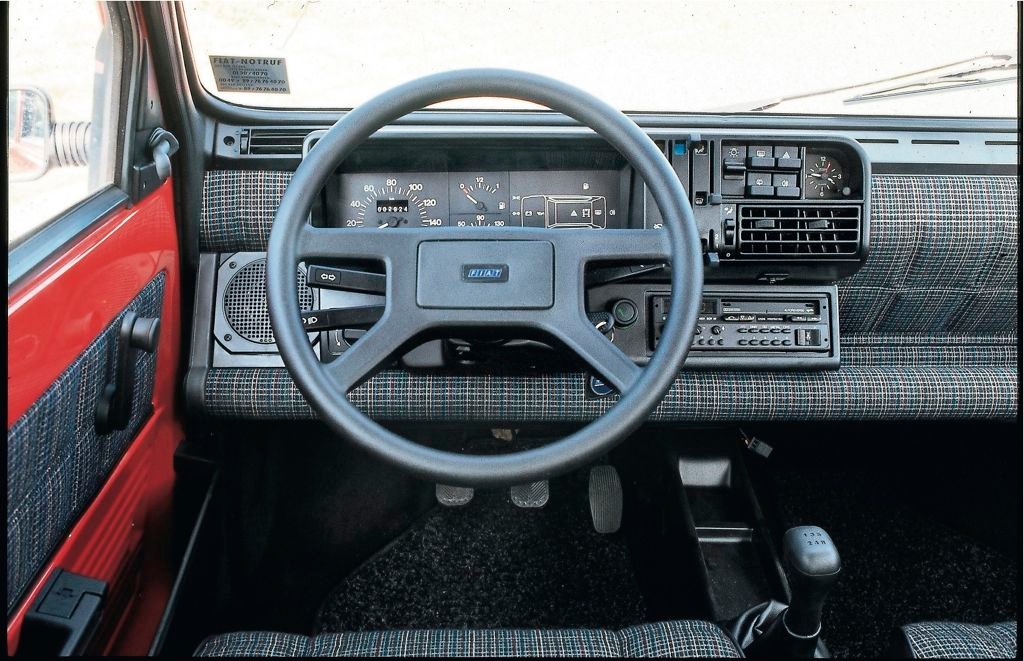 Wnętrze pierwszej generacji modelu Fiat Panda (po liftingu). Skromne, ale praktyczne. 
