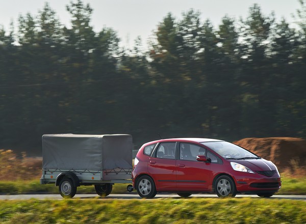 Kierowcy często zapominają o tym limicie i przekraczają prędkość. Chodzi o zespół pojazdów