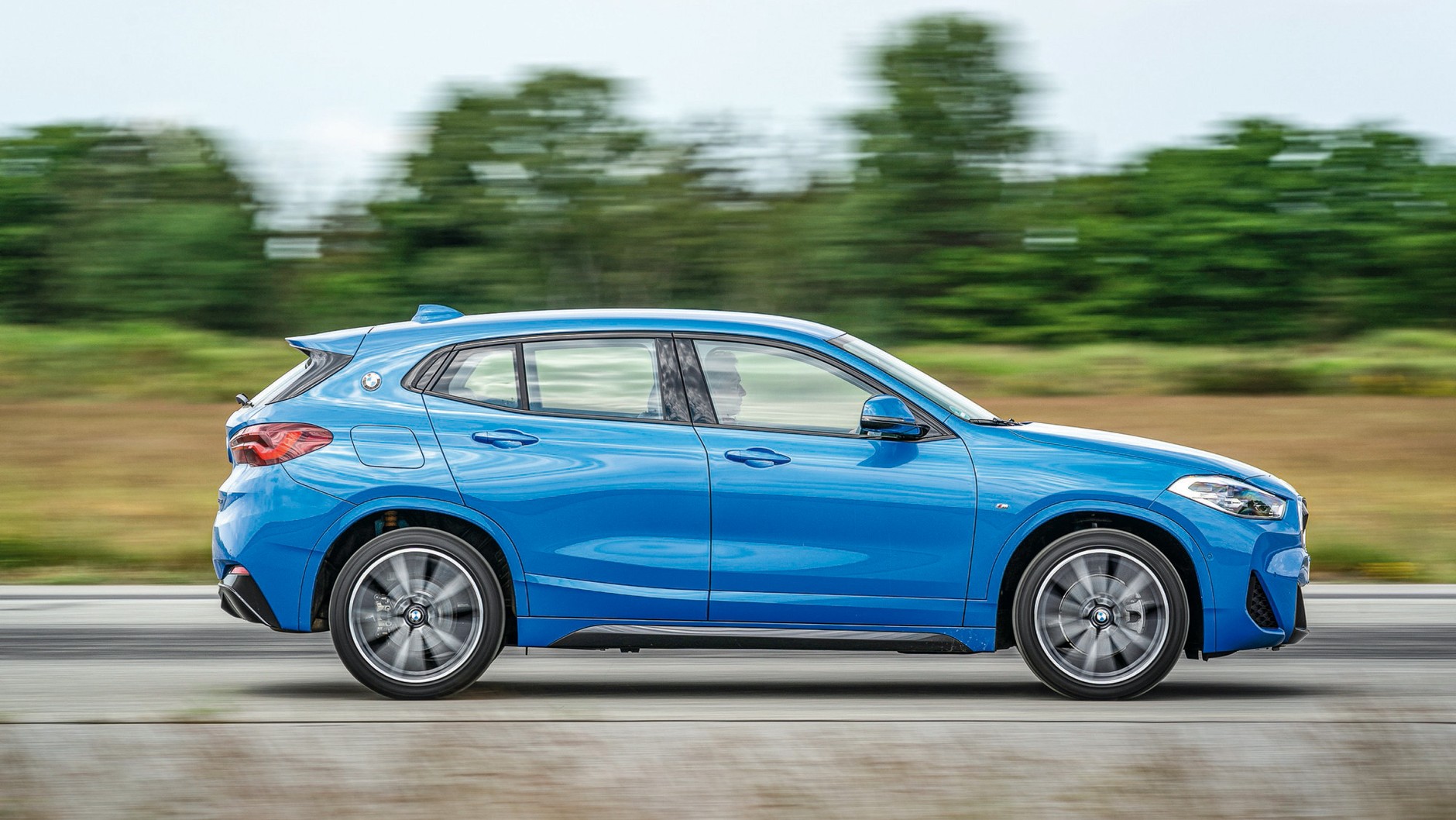 Aktualna generacja BMW X2 ma więcej lifestylowego uroku niż X1, jednak jego sylwetka mocniej przypomina klasycznego SUV-a niż SUV-a coupé