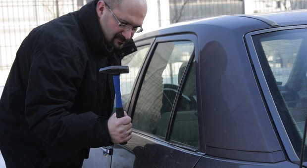 Zatrzasnąłeś kluczyki w aucie? Radzimy, co zrobić zamiast wybijania szyby