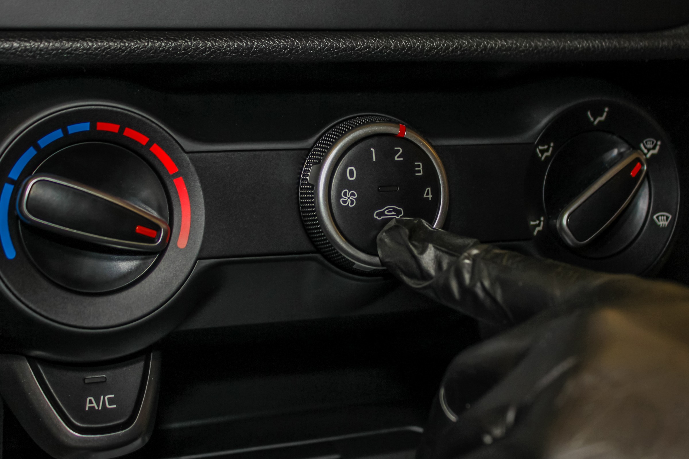 Powszechny błąd. Kierowcy nieprawidłowo obsługują ogrzewanie w aucie