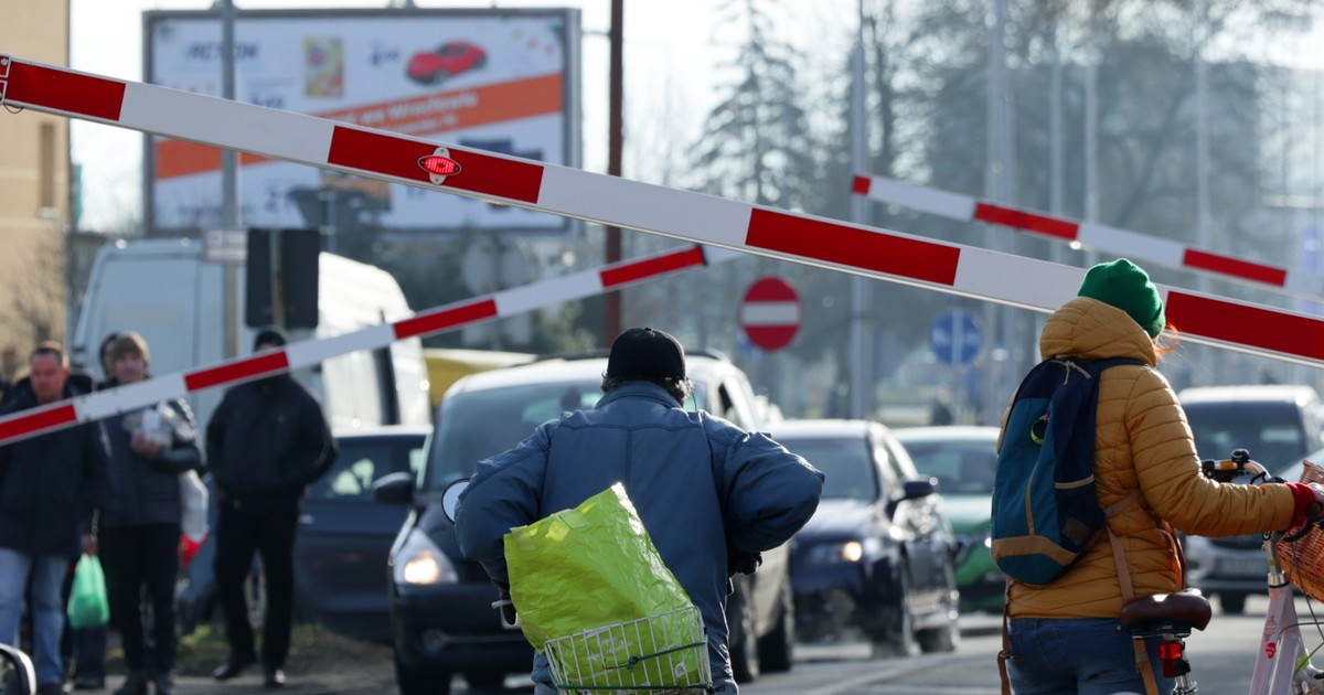 Młody mężczyzna został złapany na gorącym uczynku, podczas przechodzenia przez tory przy opuszczonych zaporach (zdjęcie ilustracyjne)