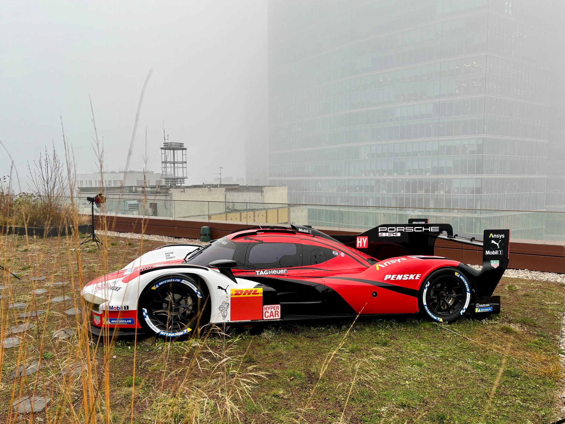 Porsche 963 na dachu biurowca w Warszawie