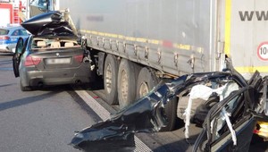 Autostrada A4: BMW po zderzeniu wygląda, jakby się rozdarło