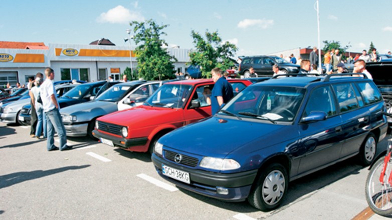 Gdzie kupić auto, w komisie, na giełdzie a może z ogłoszenia?