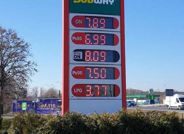 Obniżki cen paliw w hurcie. Na stacjach wciąż bardzo drogo