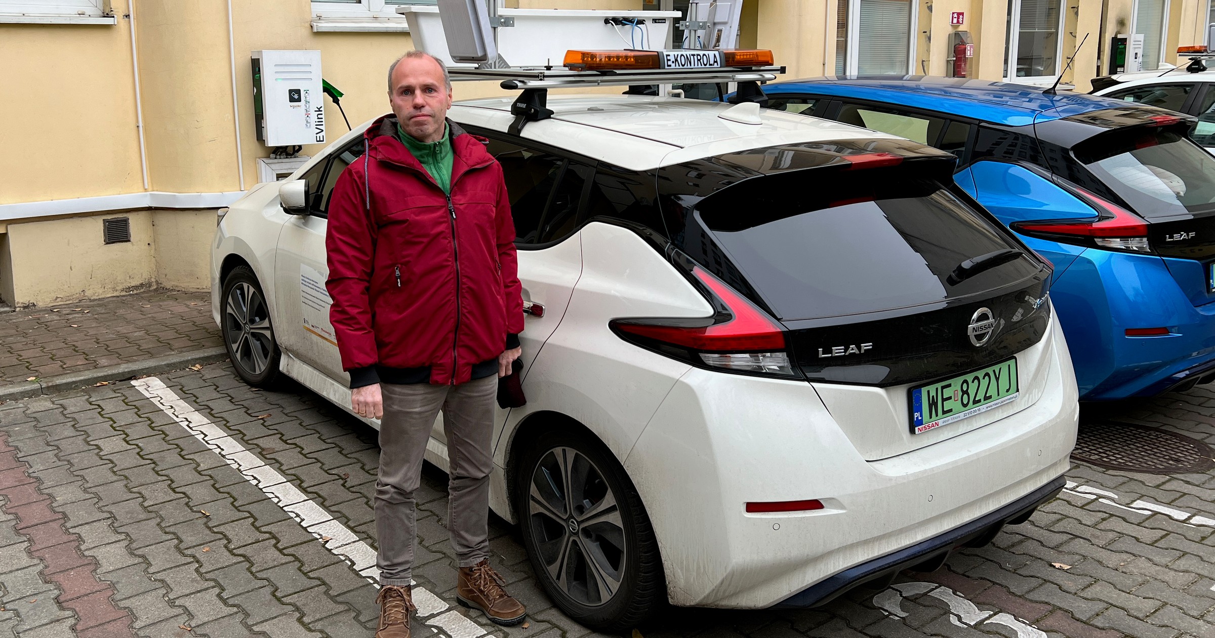 W Warszawie ulice stołecznej strefy płatnego parkowania patroluje dziewięć elektrycznych Nissanów Leafów