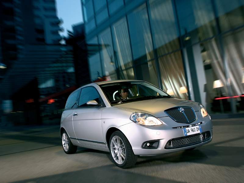 Lancia uczci w Paryżu stulecie marki nowym modelem Ypsilon
