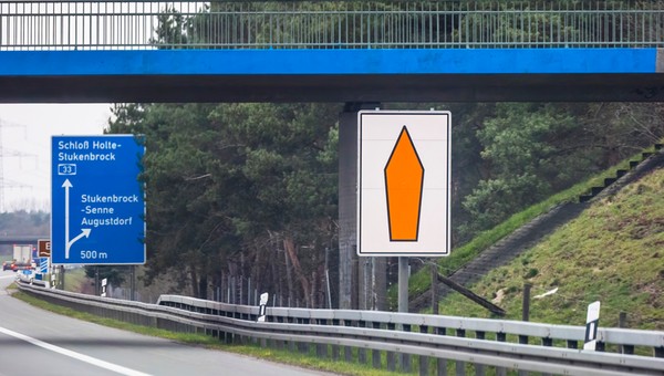 Pomarańczowa strzałka przy niemieckiej autostradzie