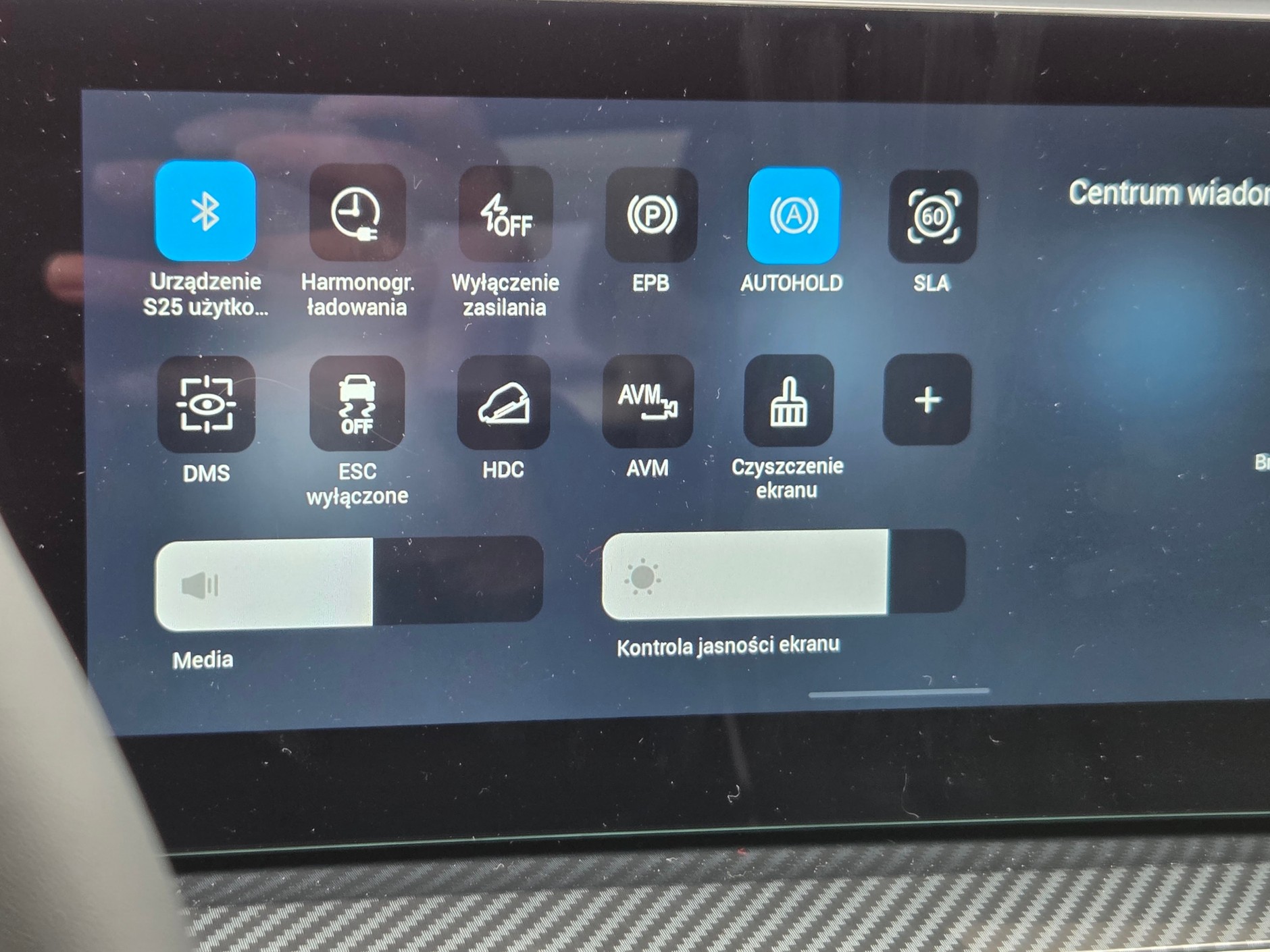 Z góry ekranu można wysunąć panel ze skrótami i np. wyłączyć bardzo krzykliwe systemy jak SLA i DMS