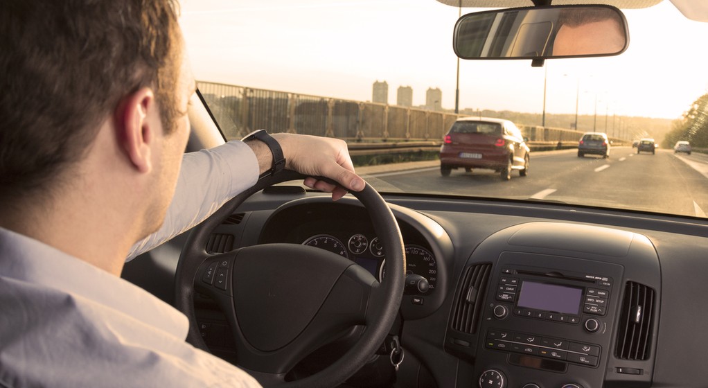 Kierowca w samochodze