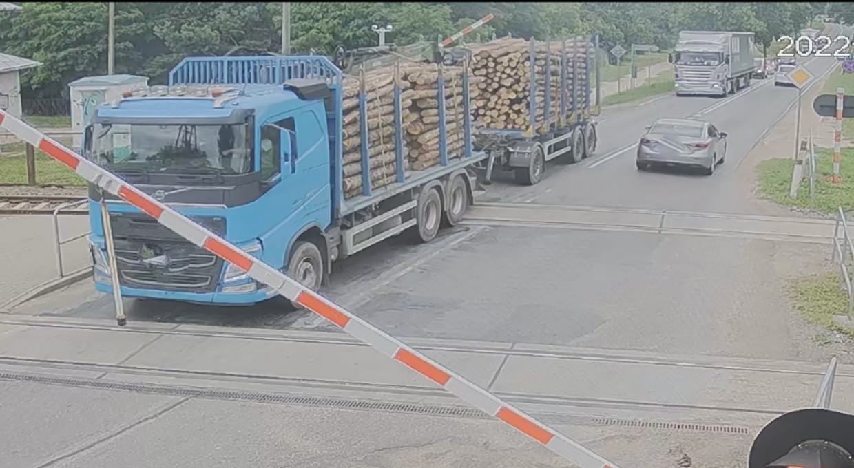 Ciężarówka wjechała na opadającą rogatkę. Policja przejrzała monitoring i zobaczyła coś jeszcze