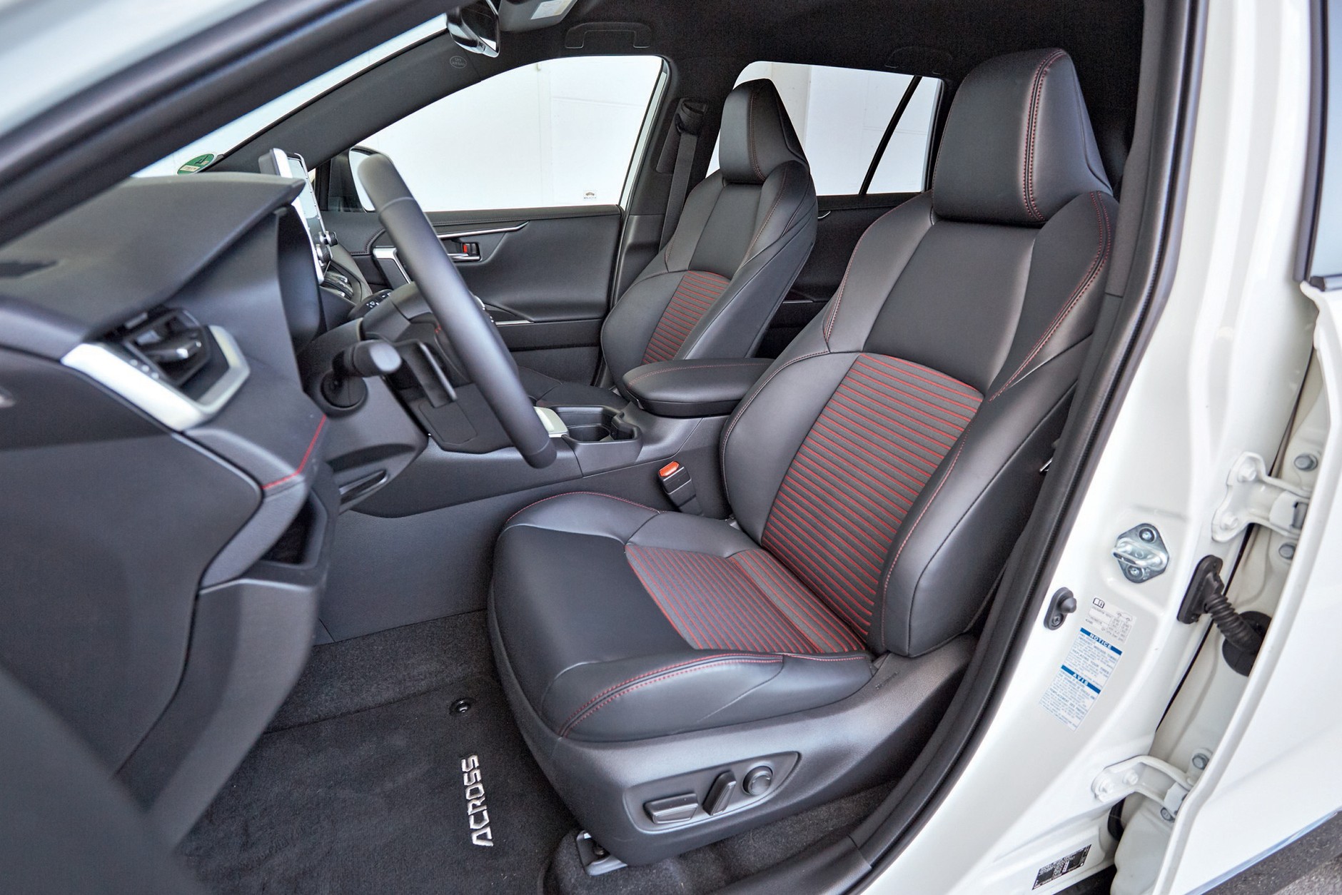 Suzuki Across 2.5 Plug-In Hybrid - fotel kierowcy