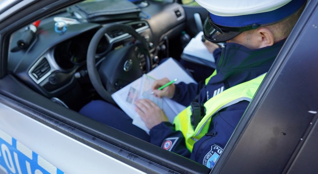 Policjant wystawiający mandat