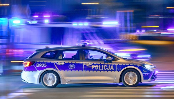 Pościg policyjny. Radiowóz na sygnale