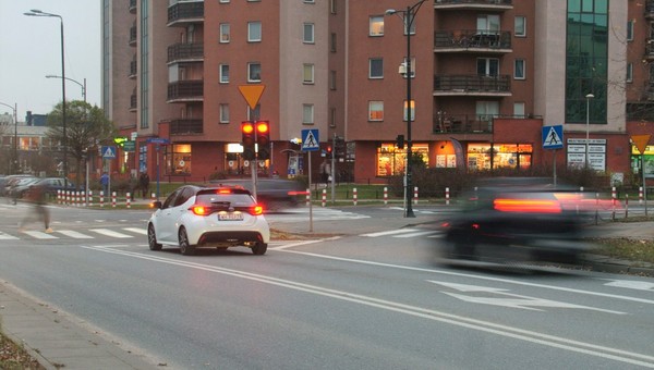Czerwone światło na skrzyżowaniu w Warszawie