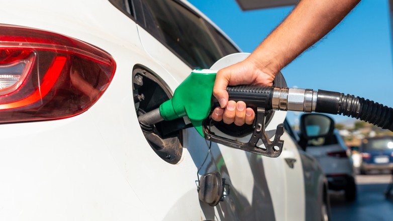 Tankowanie samochodu - zmiana cen na stacjach