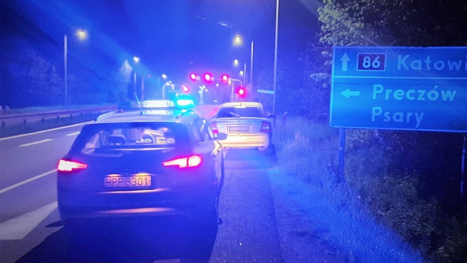 Obraz pochodzący z serwisu https://bedzin.policja.gov.pl/ka1/informacje/wiadomosci/385672,Zatrzymany-na-drodze-rozwiazal-worek-przestepstw.html