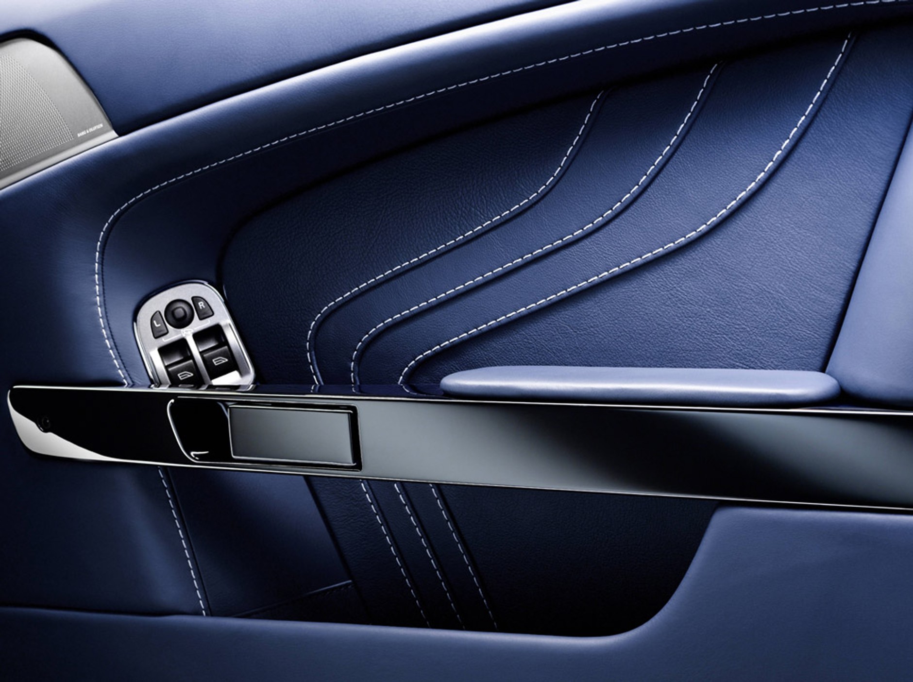 Aston Martin V8 Vantage S: błękitna krew