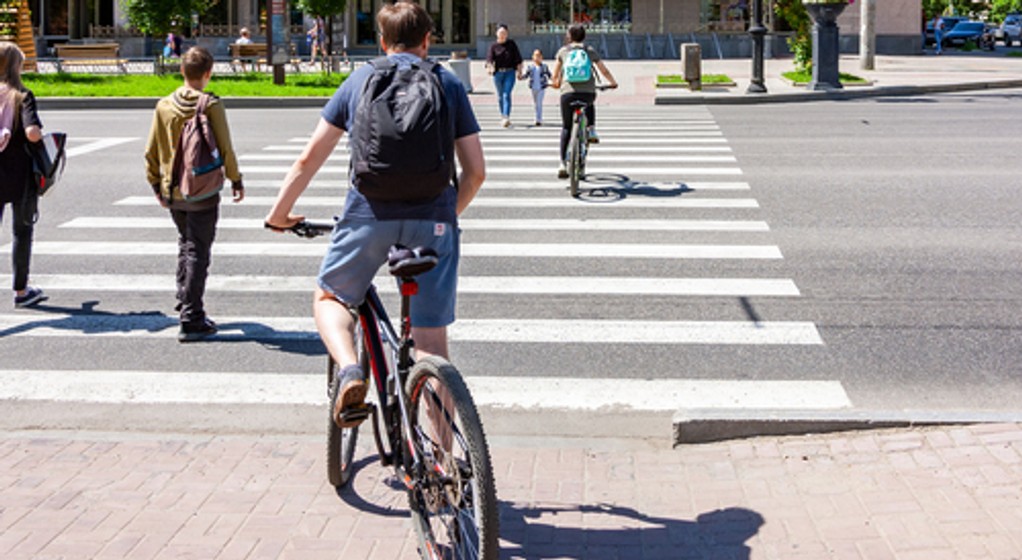 Czy przed pasami trzeba zsiąść z roweru?