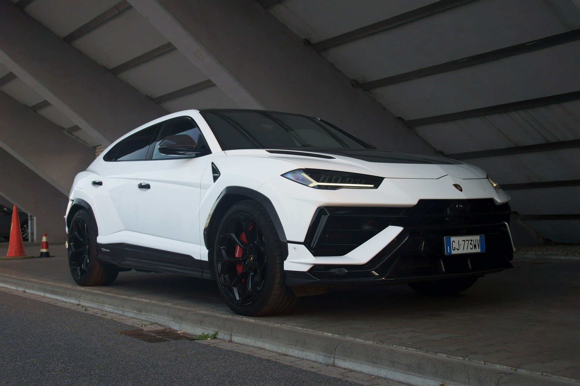Lamborghini Urus Performante wzbudza respekt nawet na postoju