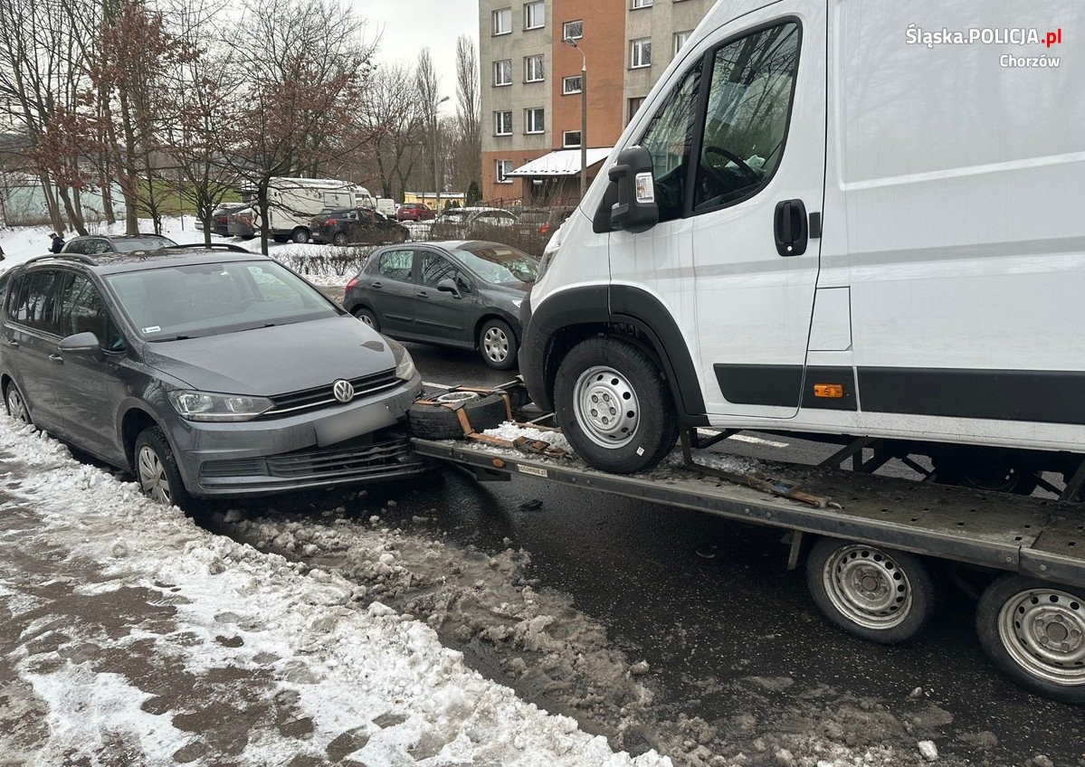 Przyczepa odłączyła się od auta i uderzyła w innych samochód