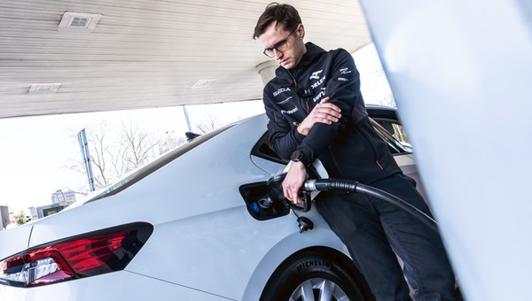 Miko Marczyk ustanawia rekord świata. Jadąc Skodą Superb pokonał ponad 2800 km bez tankowania