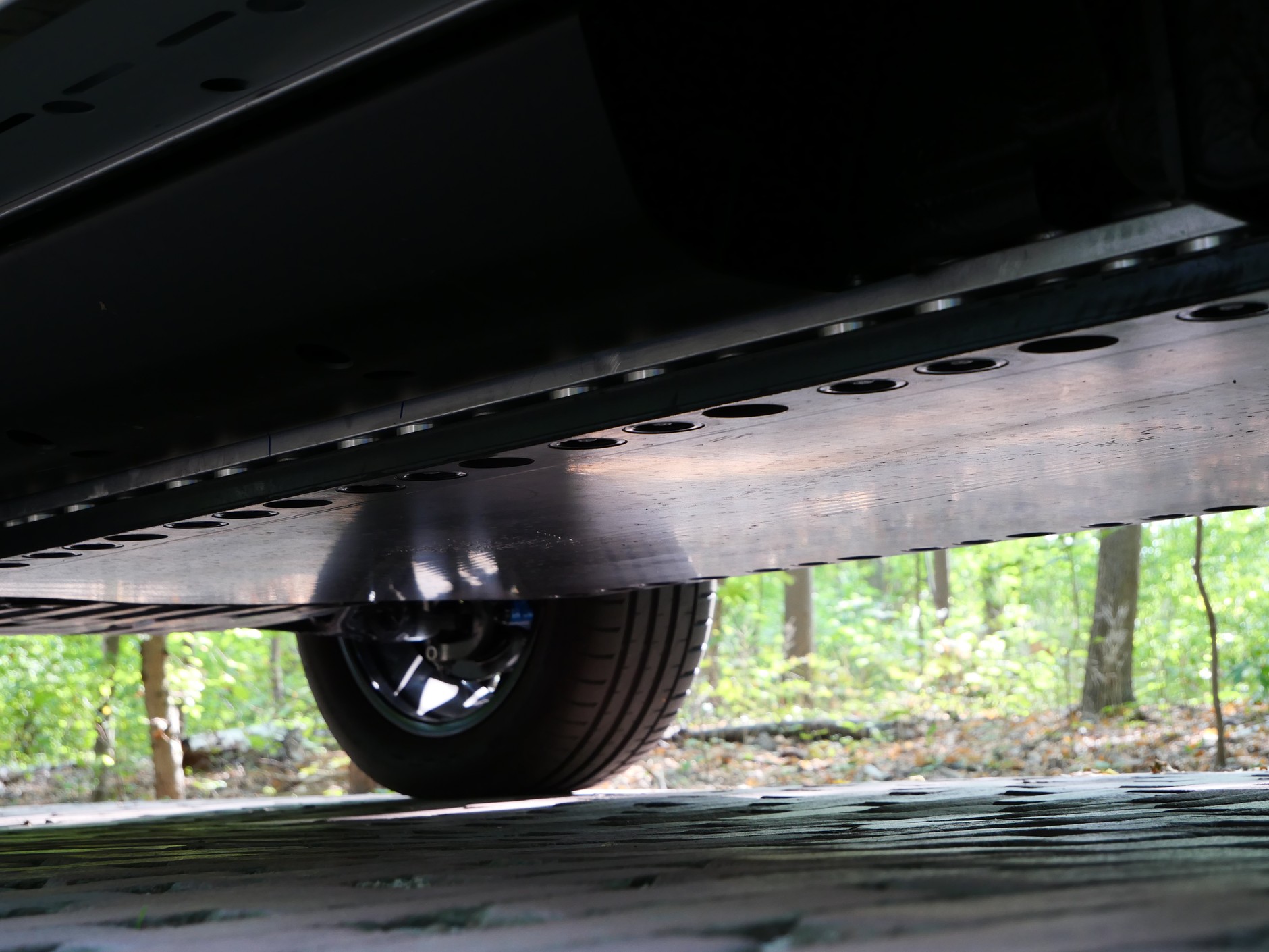 Mercedes G580 EQ: solidna płyta pod akumulatorem.