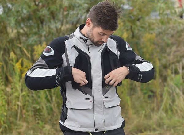 Motocyklowa kurtka Macna Jura daje radę w upalne dni i mroźne noce