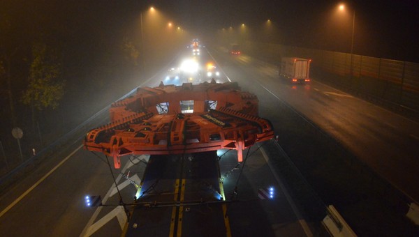Konwój z "bestią" znowu na drodze. Już niedługo wjedzie na autostradę A1