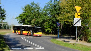 Droga z pierwszeństwem skręca, a podporządkowana prowadzi na wprost. Co z kierunkowskazem?
