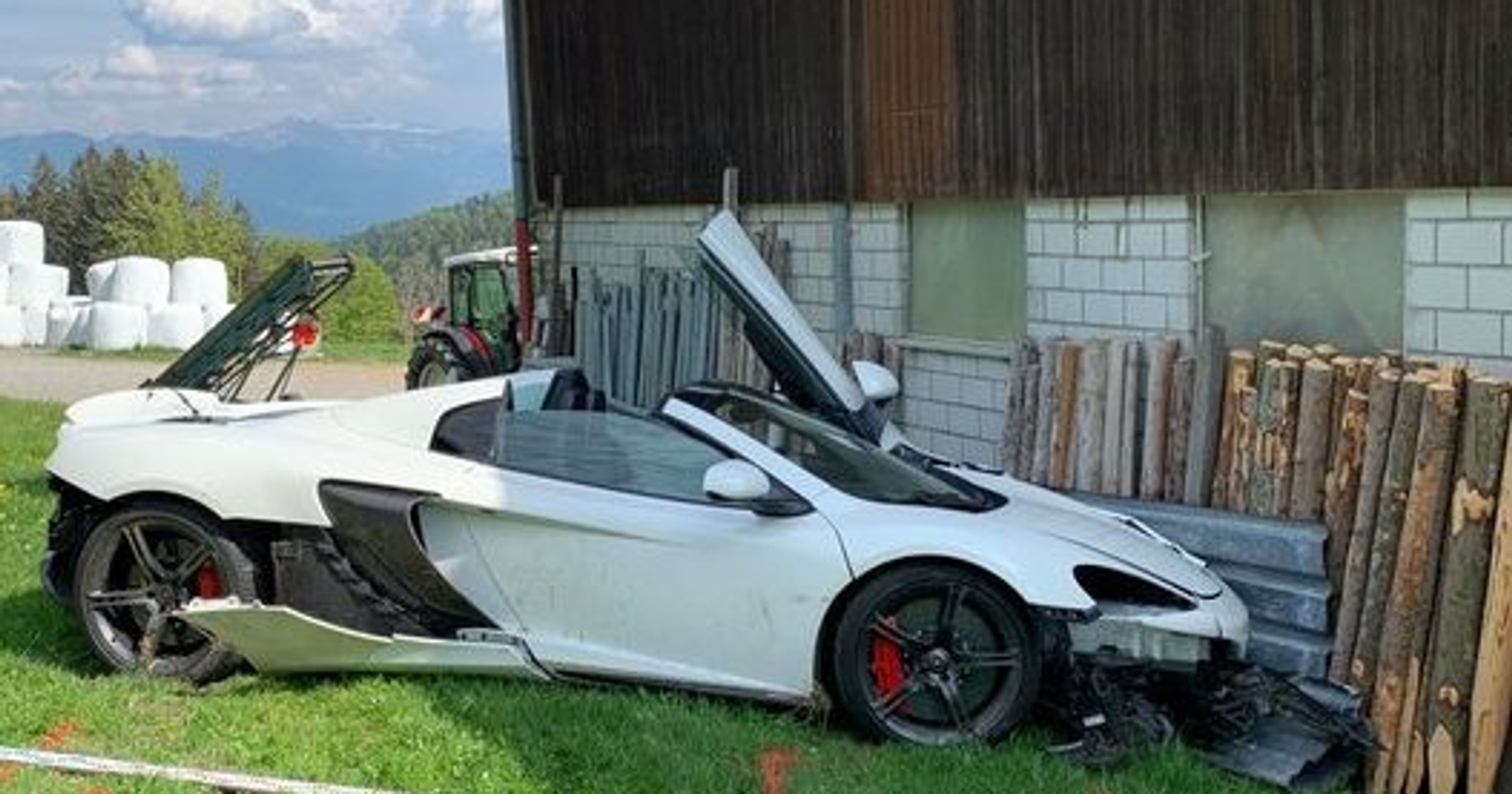 McLaren 650S Spider wbił się w stodołę