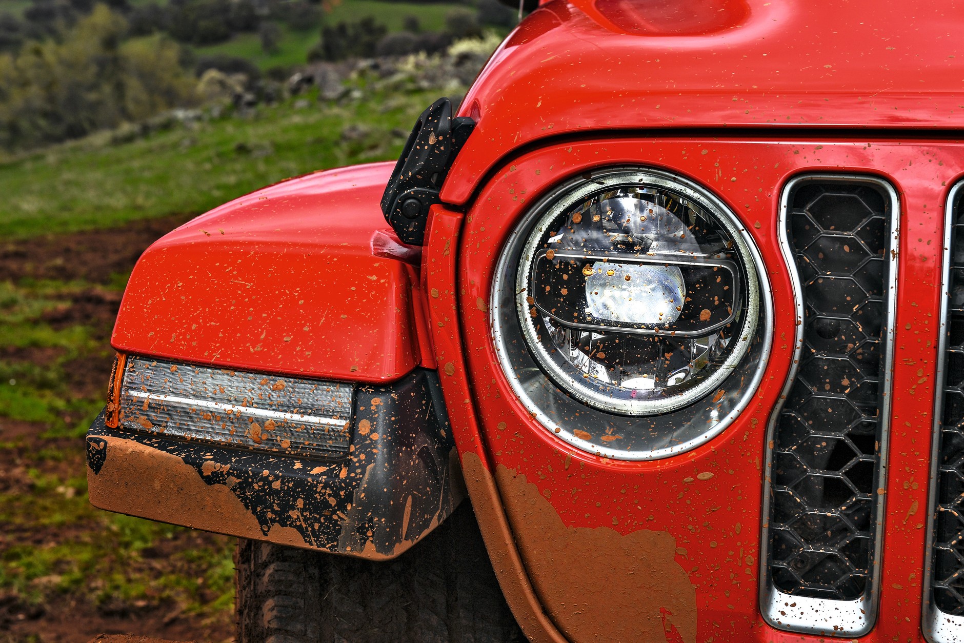 Jeep Gladiator: okrągłe przednie lampy i prostokątne tylne to znaki rozpoznawcze także tego Jeepa