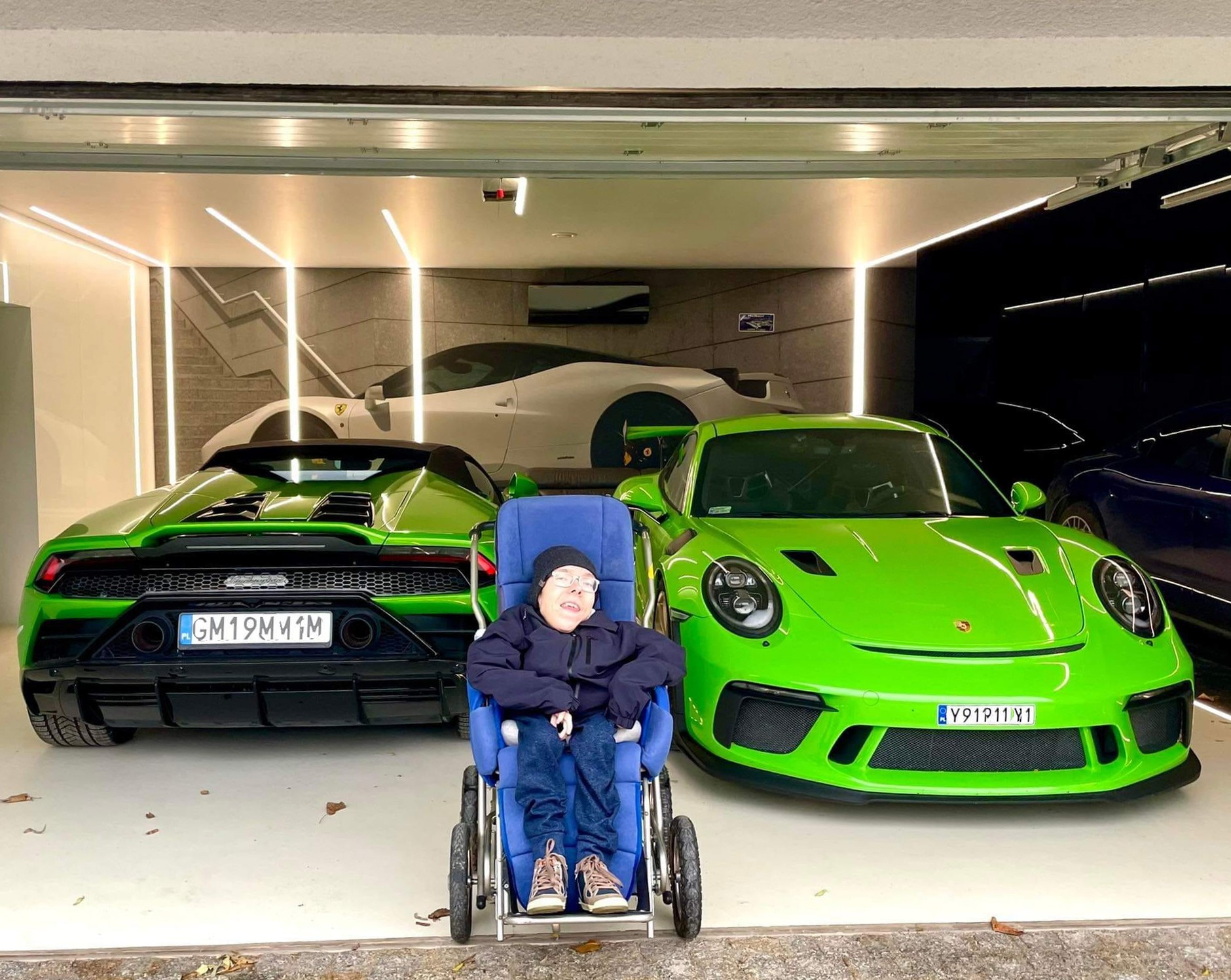 Mateusz przy Lamborghini Huracán  i Porsche 911 GT3 RS