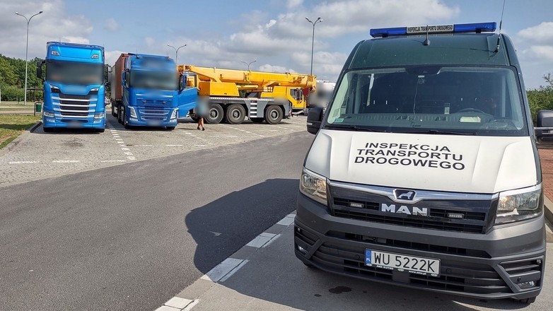 Miejsce kontroli przeładowanego zestawu zatrzymanego przez patrol wielkopolskiej ITD koło Gniezna