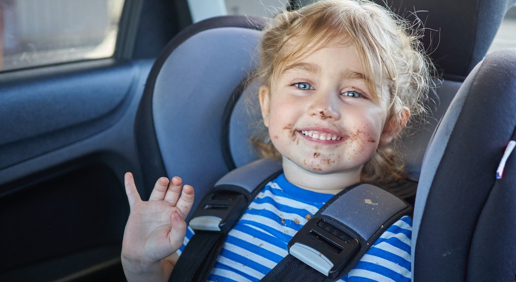 Przewożenie dzieci w aucie: w życiu wygląda inaczej niż w reklamach