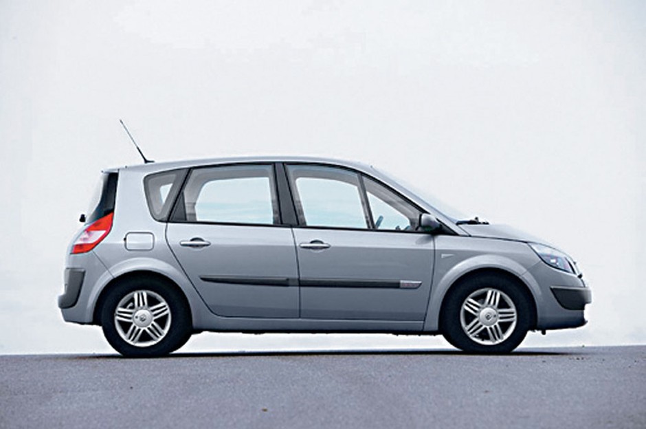 Kompaktowe autobusy tanie, szybkie i oszczędne: Ford C-Max 2.0 TDCi kontra Opel Zafira 2.2 DTI, Renault Scenic 1.9 dCi i VW Touran 2.0 TDI