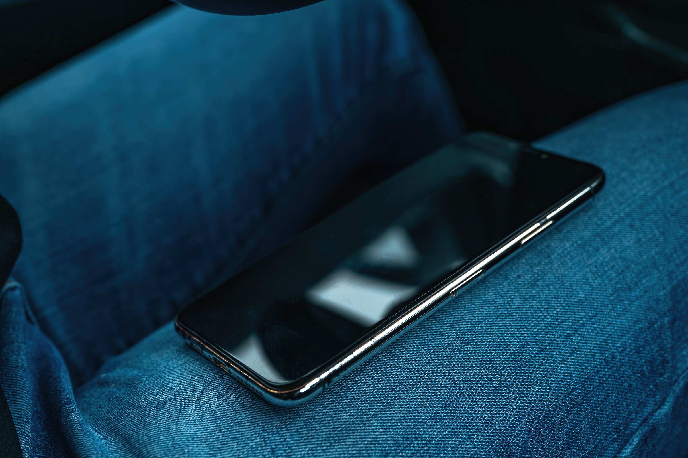 Trzymanie telefonu na kolanie podczas jazdy a prawo. Lepiej od razu przestać tak robić