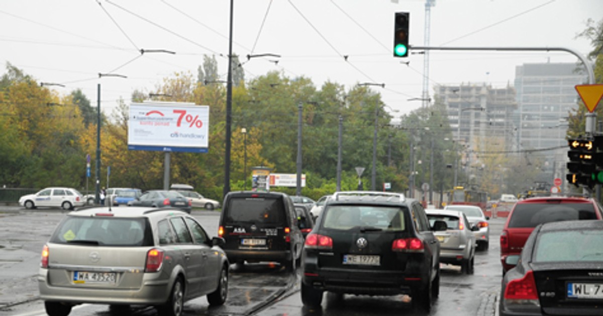 Jak bezpiecznie skręcać w lewo