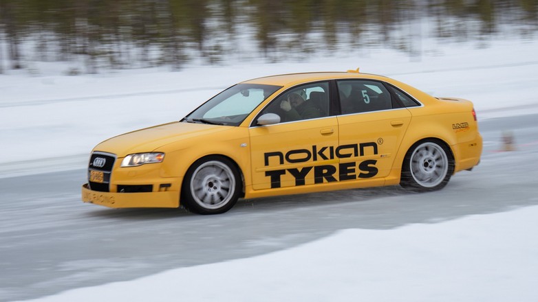 Jazda Audi RS4 z zamontowanymi oponami z kolcami