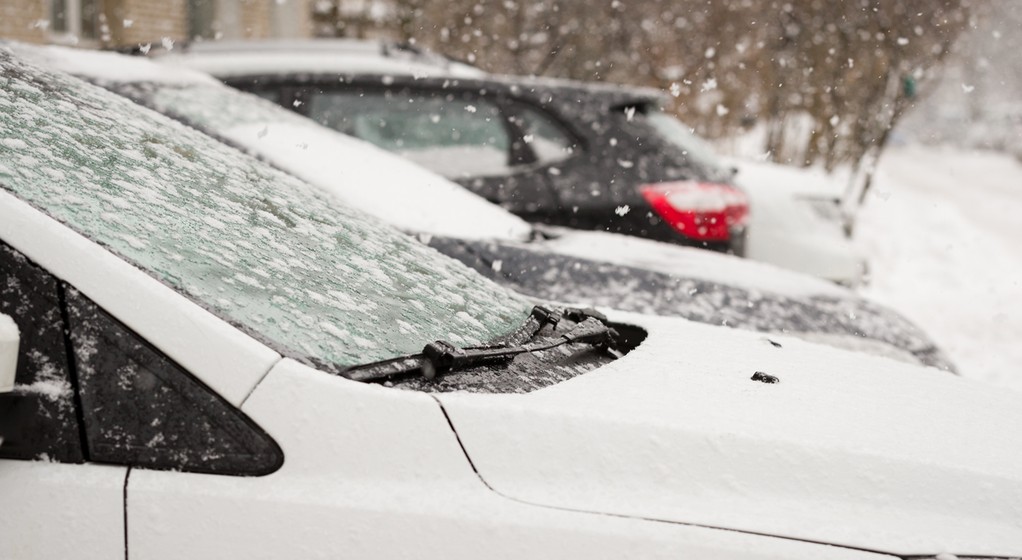 Zamarznięta szyba samochodowa
