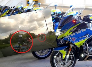Policyjny"Valentino Rossi" podzielił internautów. "Kto spróbuje tak pojechać przed radiowozem?"
