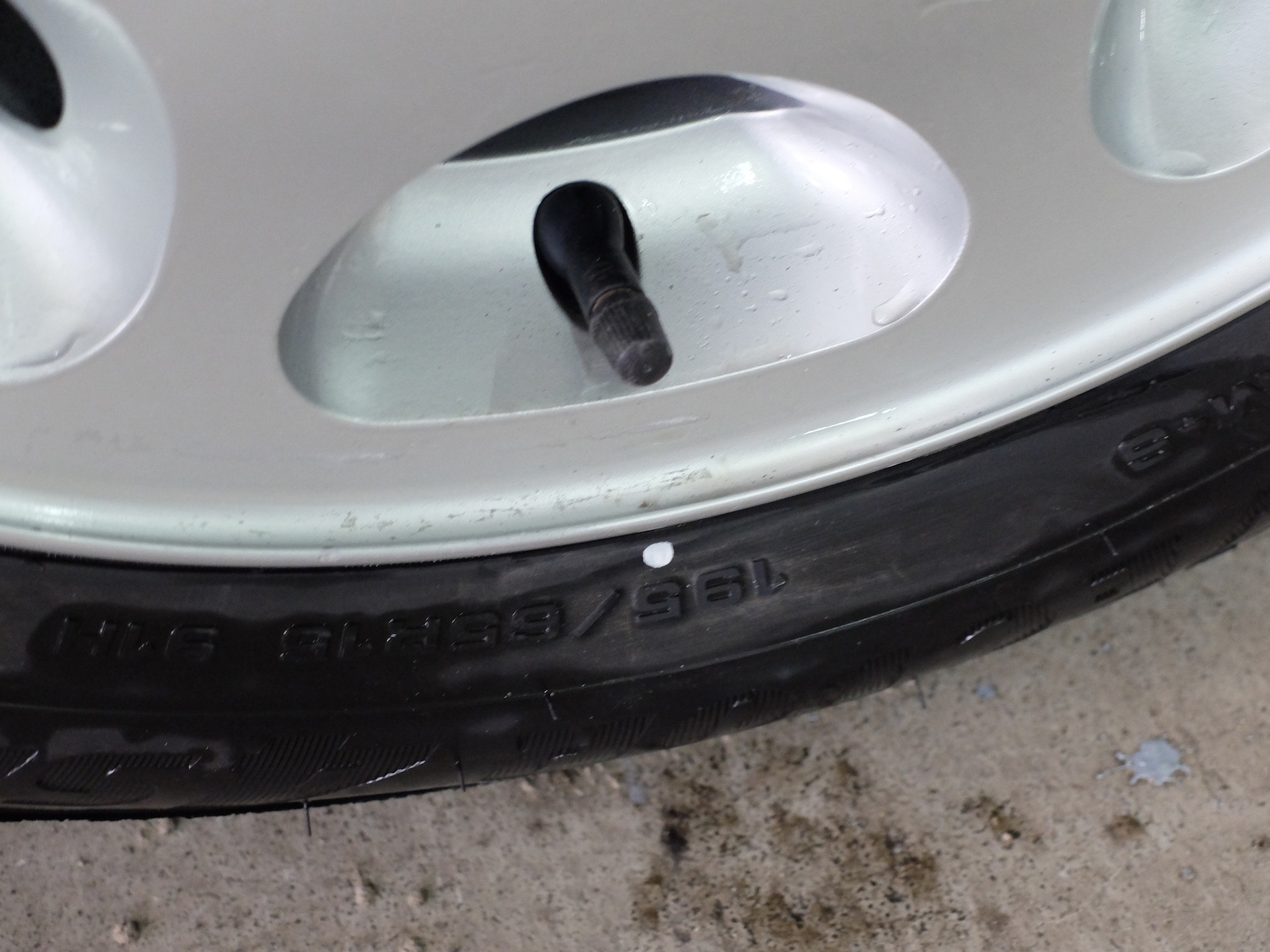 Białą kropka na oponie – w tym przypadku zrobiona flamastrem przez wulkanizatora