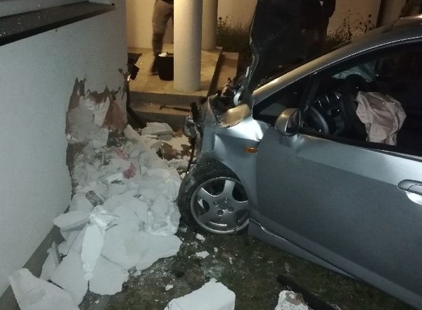 Usłyszeli huk. Kierowca uderzył w dom i prawie wjechał do kuchni