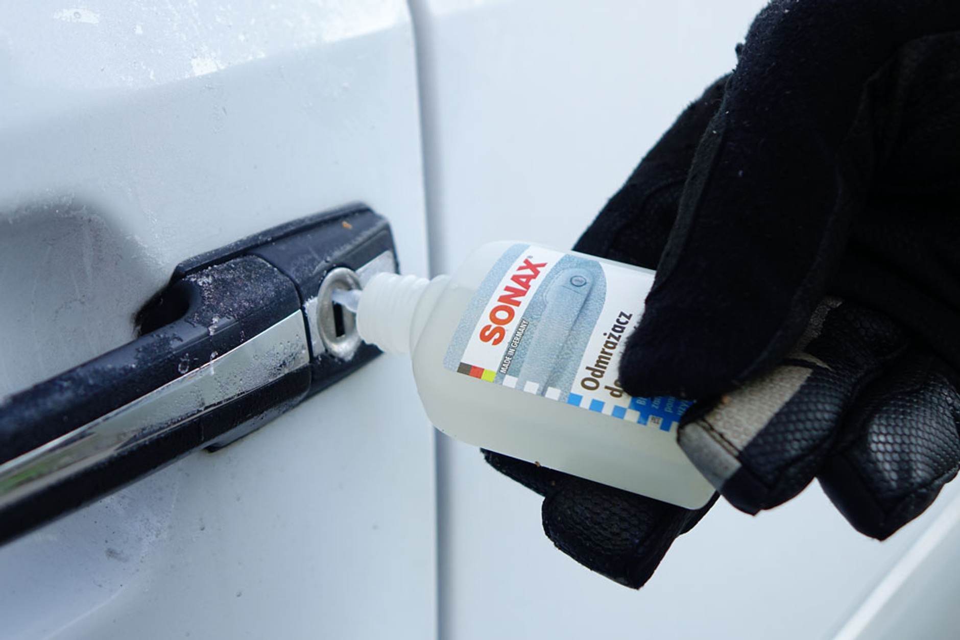 Odmrażacze do szyb i zamków - używać skrobaczki czy chemii?