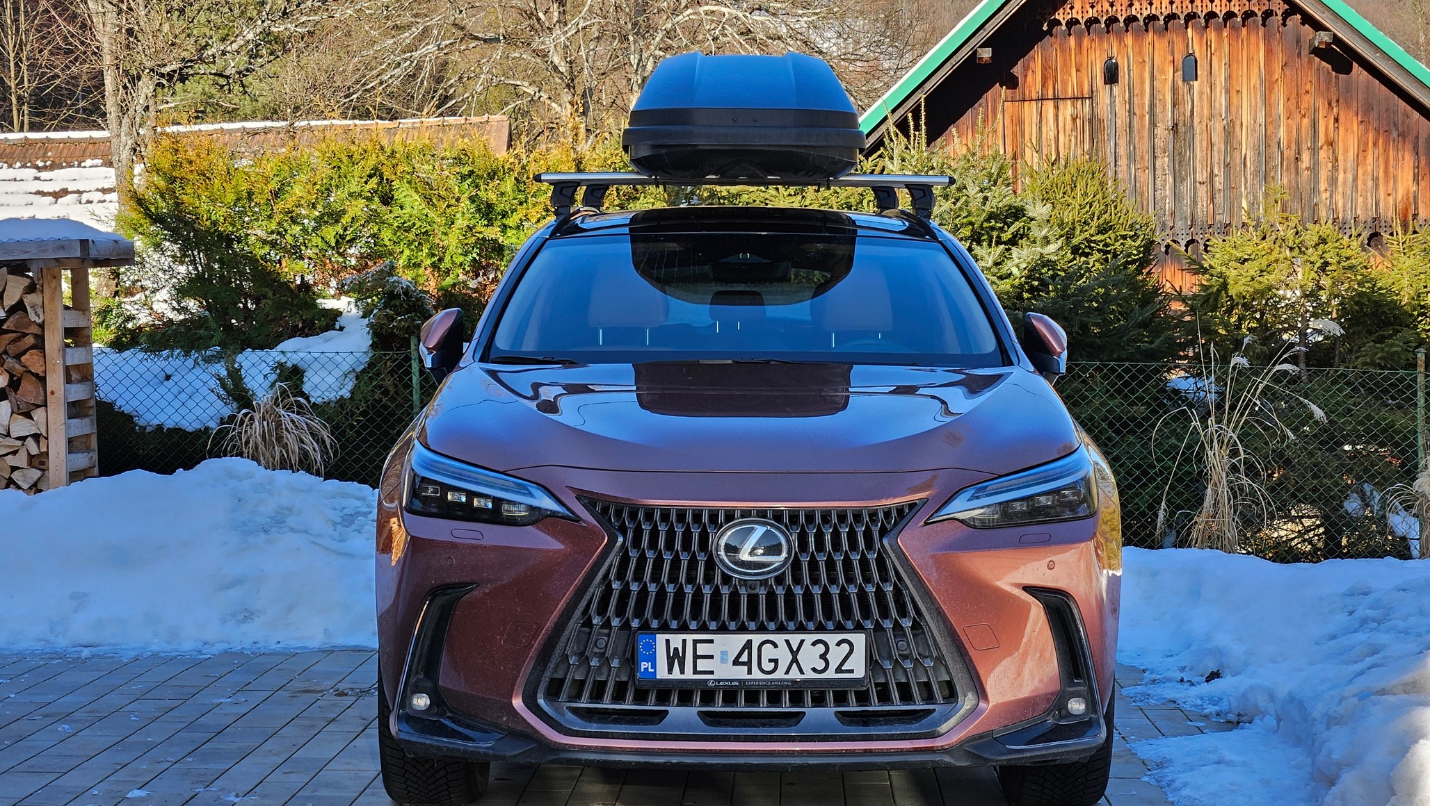 Lexus NX 450h+ to chyba najprzystępniejsza hybryda plug-in na rynku. Najłatwiejsza w obsłudze i taka, w której masz pełną kontrolę nad jej napędem. Chcesz jechać w trybie HEV nawet wtedy, gdy masz w pełni naładowany akumulator trakcyjny? Jeden przycisk i gotowe. Chcesz jechać w trybie w pełni elektrycznym? Jeden przycisk i jedziesz. A może chcesz delikatnie podładować akumulator podczas jazdy? Jeden przycisk i ładujesz.