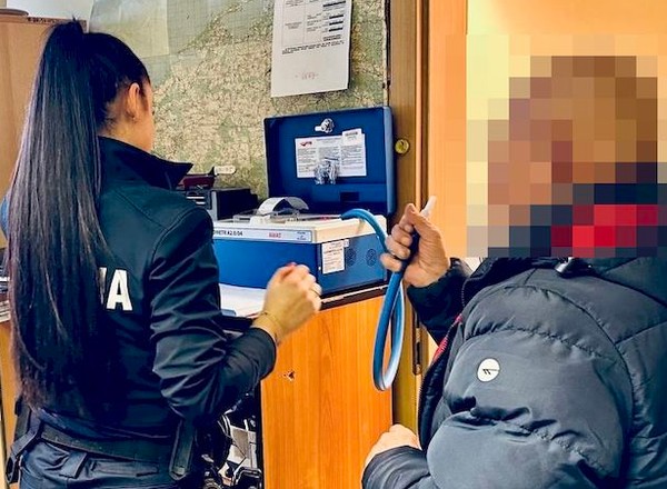 Policjantki zwróciły uwagę na kierowcę Opla. Po wymianie kilku zdań wszystko stało się jasne