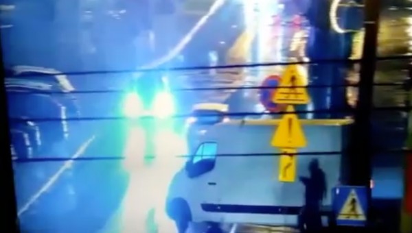 33-latek chciał kopnąć w auto dostawcze i wpadł pod jadące auto